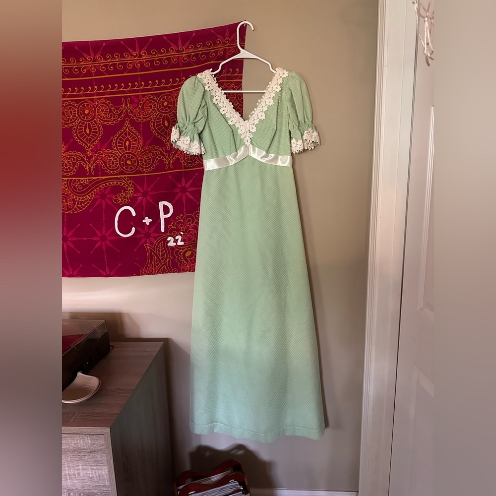 Vintage 1960s/70s floor length beautiful green dress with crochet details